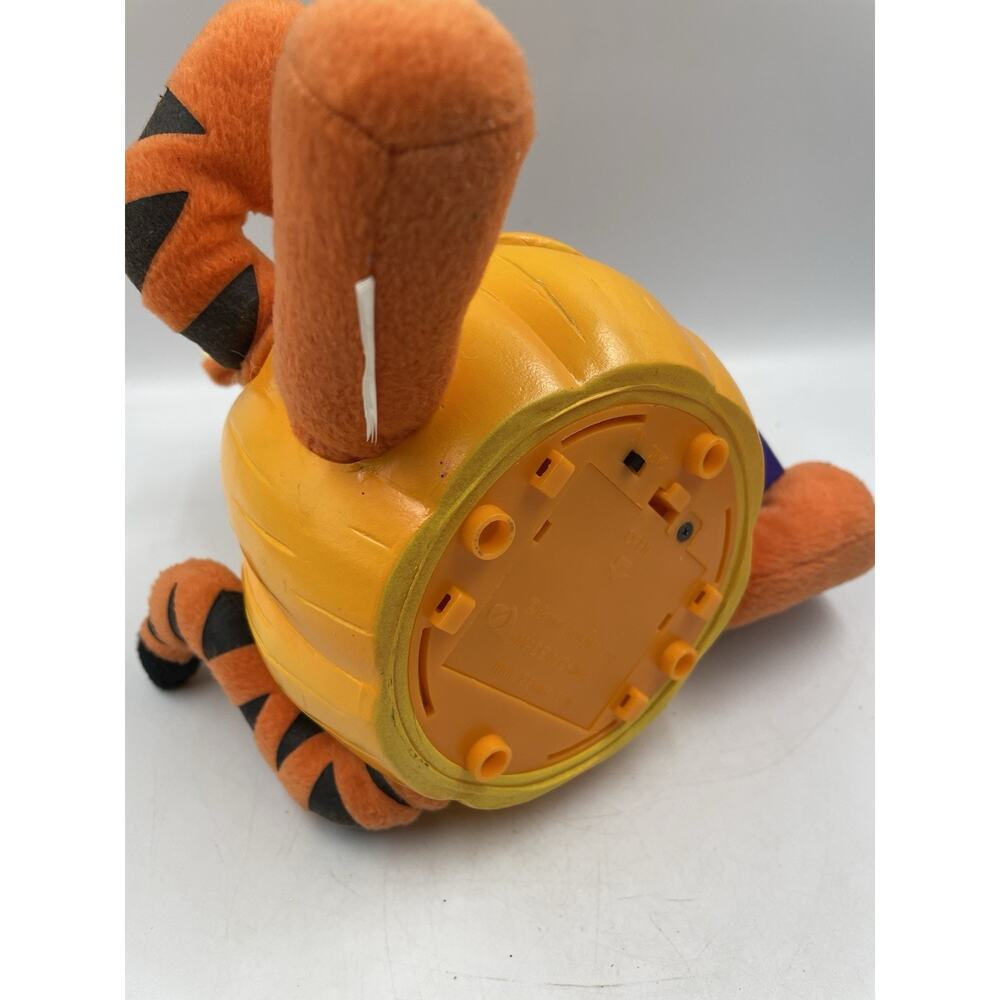 Disney’s Gemmy Tigger in Halloween Pumpkin Animated Sings Moves 9in VTG Works - Picture 9 of 9